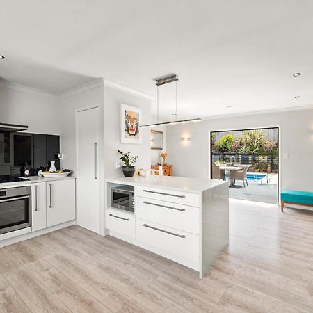 Villa With Pool In Browns Bay オークランド エクステリア 写真