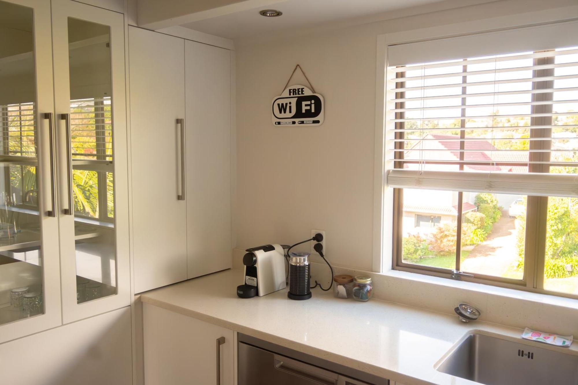 Villa With Pool In Browns Bay オークランド エクステリア 写真