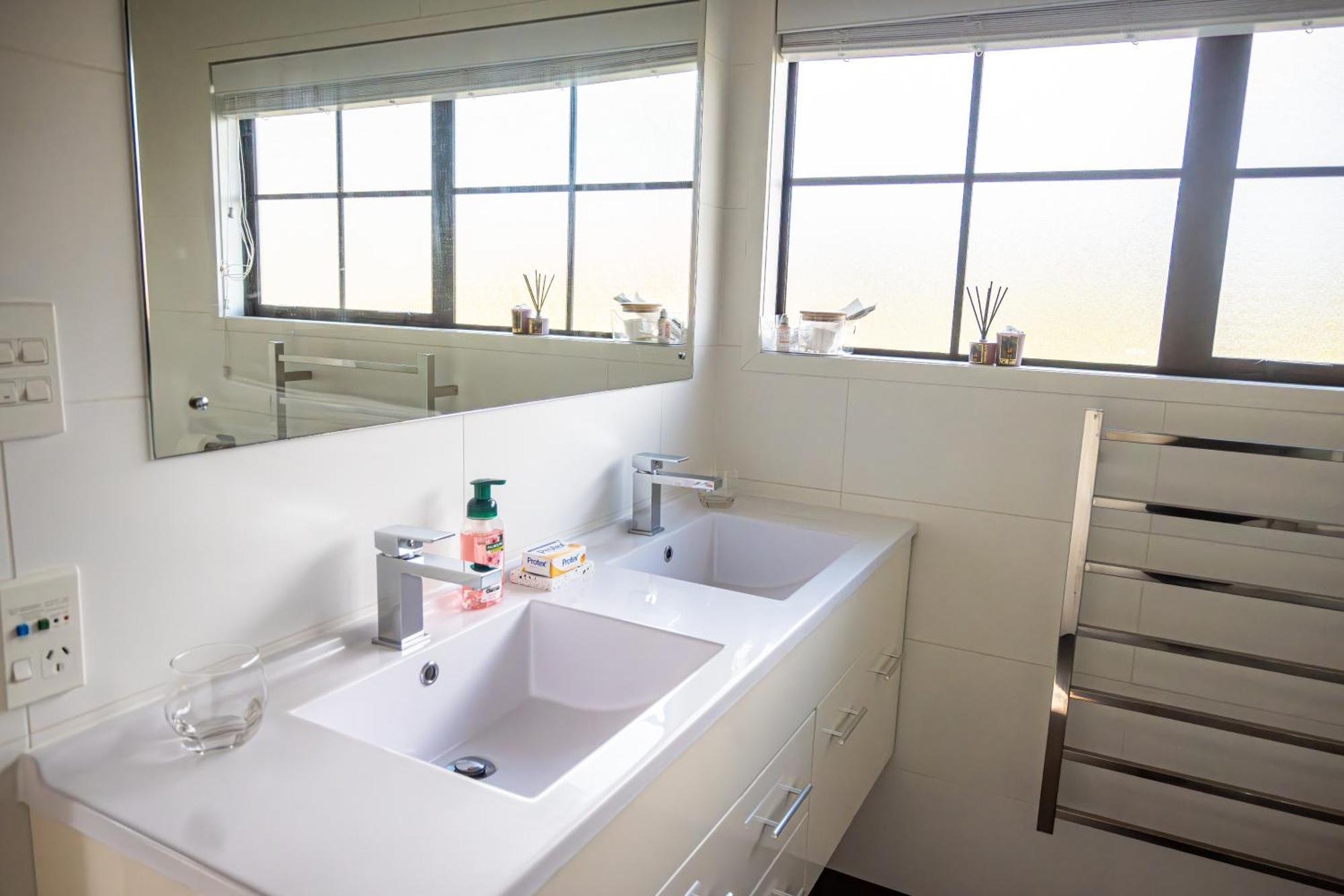 Villa With Pool In Browns Bay オークランド エクステリア 写真