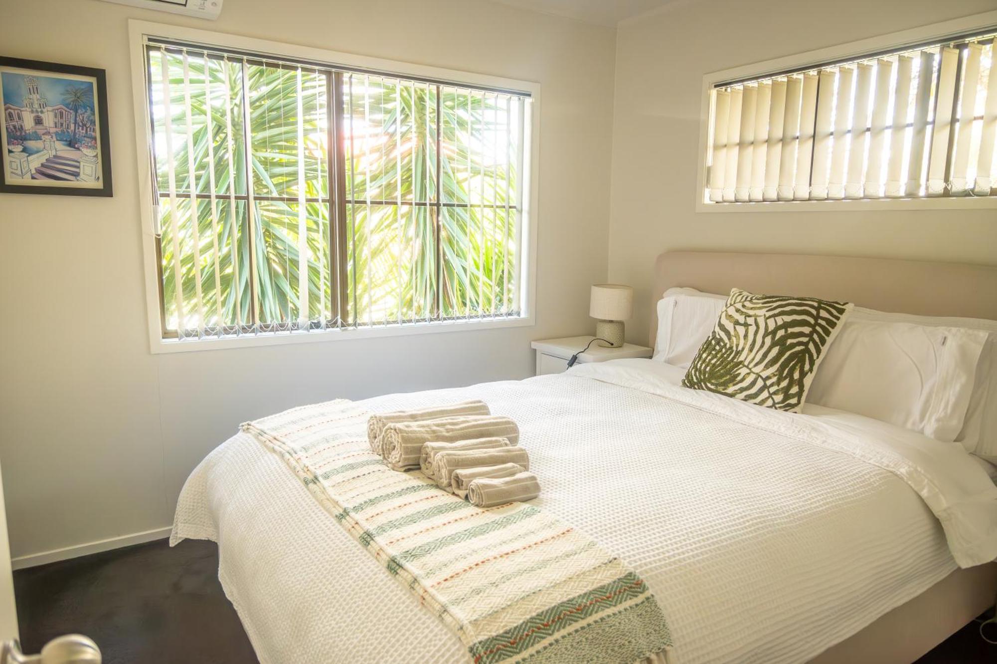 Villa With Pool In Browns Bay オークランド エクステリア 写真