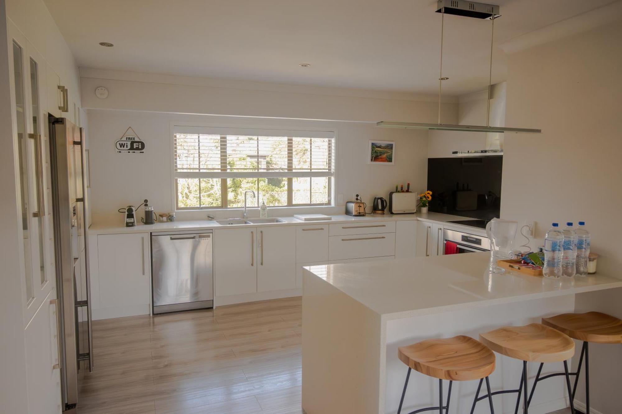 Villa With Pool In Browns Bay オークランド エクステリア 写真
